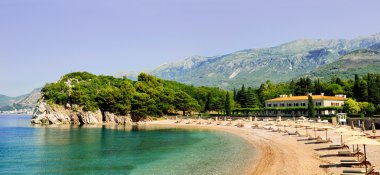 Tatil kavramı. Korunaklı ba beyaz bir şemsiye altında sandalye