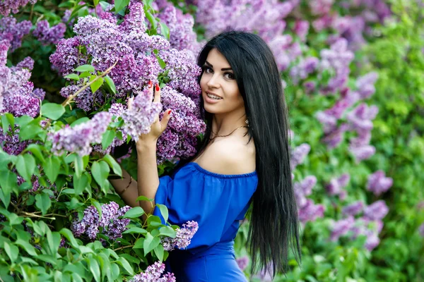 라일락 꽃과 아름 다운 웃는 젊은 여 인 스톡 사진