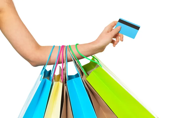 Zbliżenie ręki womans z torby na zakupy i karty kredytowej. — Zdjęcie stockowe