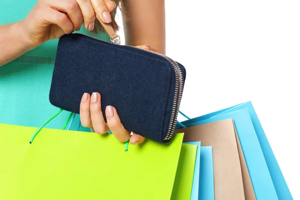 Fechar a mão de mulheres com sacos de compras carteira de abertura . — Fotografia de Stock