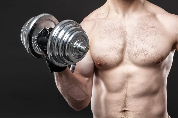 Muscular yong hombre ejercitando con dumbbell — Foto de Stock