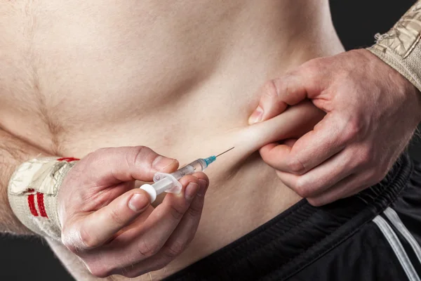 Closeup člověka injekční sám se steroidy. — Stock fotografie