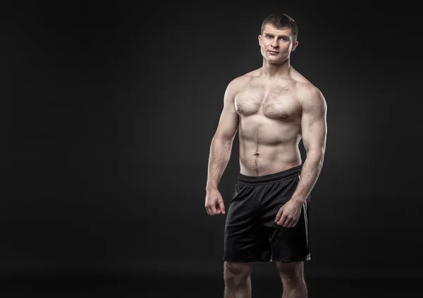 Uomo sportivo e sano isolato su sfondo nero — Foto Stock