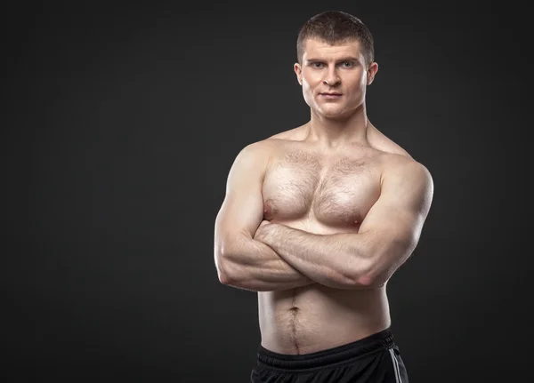 Sportlicher und gesunder Mann isoliert auf schwarzem Hintergrund — Stockfoto