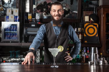 Kokteyl garson barmen.