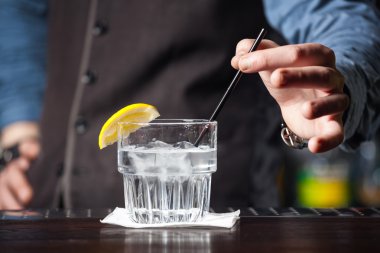 Barmen iş başında.