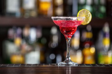 Kireç ile süslenmiş kokteyl.