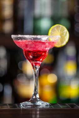 Kireç ile süslenmiş kokteyl.