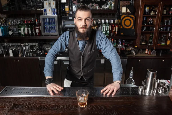 Barmann serviert Cocktail. — Stockfoto