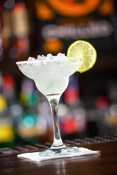 Cocktail garnerad med lime. — Stockfoto