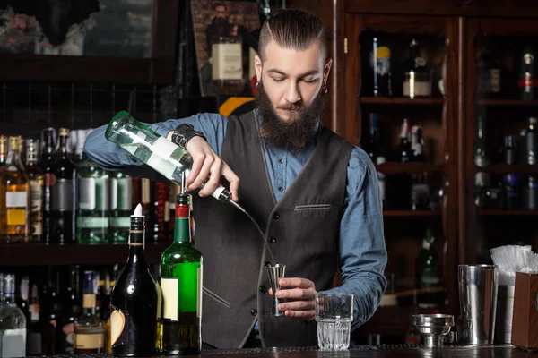 Barman no trabalho . — Fotografia de Stock