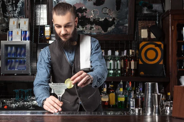 Barmen iş başında. — Stok fotoğraf