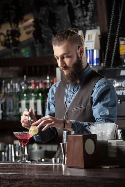 Barmann bei der Arbeit. — Stockfoto