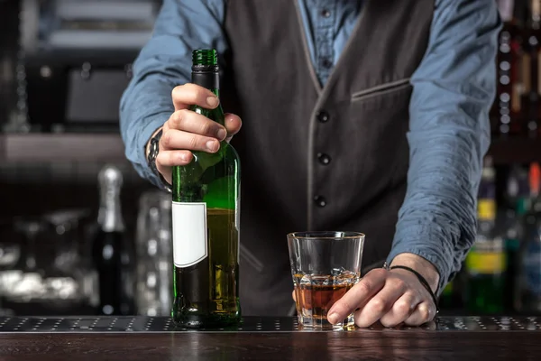 Barman au travail . Images De Stock Libres De Droits