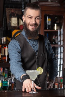 Kokteyl garson barmen.