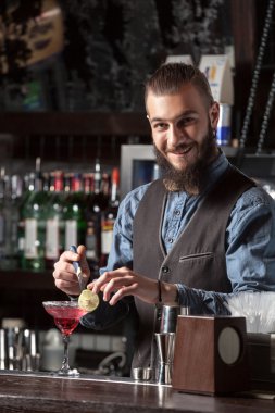 Barmen iş başında.