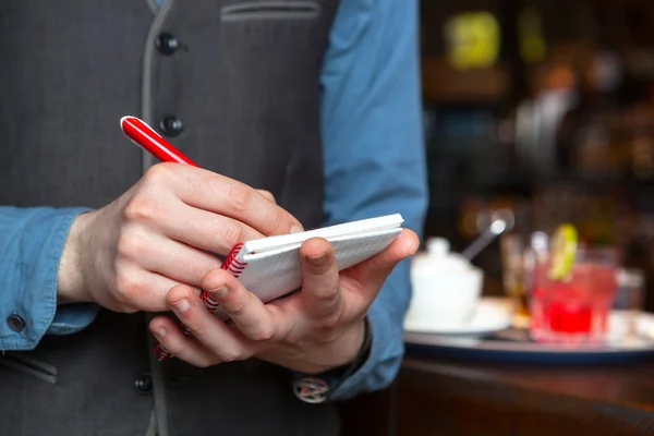 Servitören tar en order. — Stockfoto