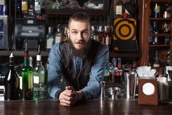 Barman op het werk. — Stockfoto