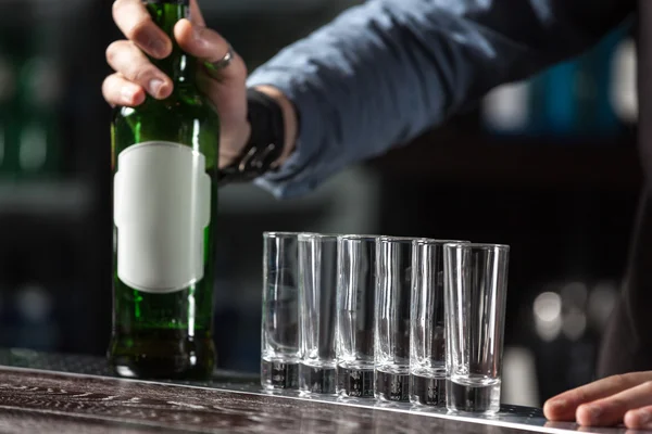 Barman no trabalho . — Fotografia de Stock