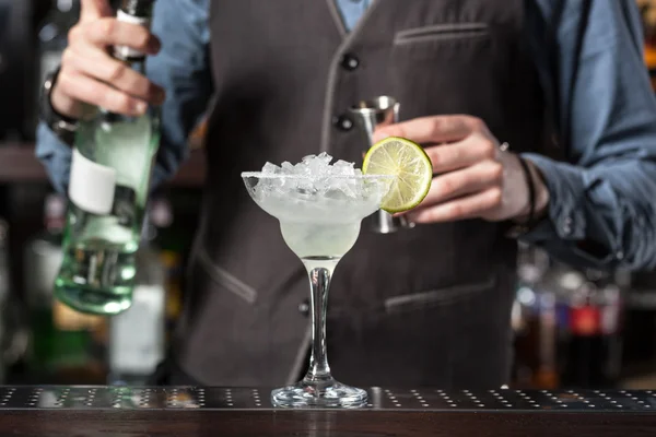 Bartender på jobbet. Stockfoto