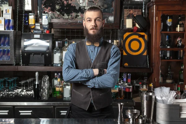 Barman no trabalho . — Fotografia de Stock