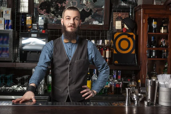 Barman op het werk. — Stockfoto