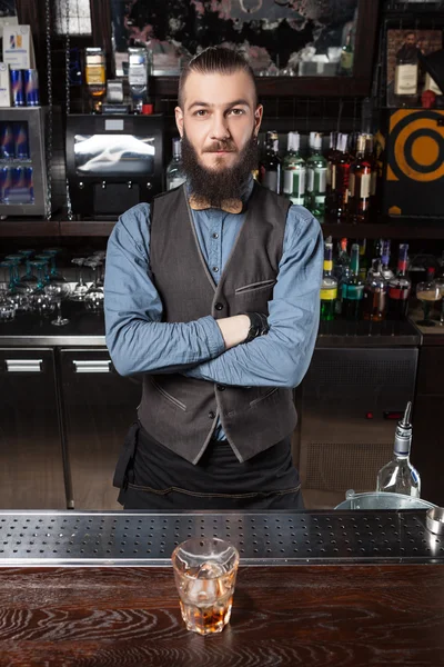 Barman serwuje koktajl. — Zdjęcie stockowe