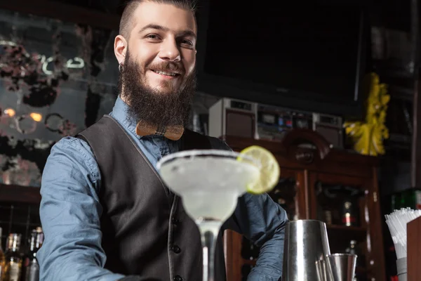 Barman servindo cocktail . Fotos De Bancos De Imagens Sem Royalties