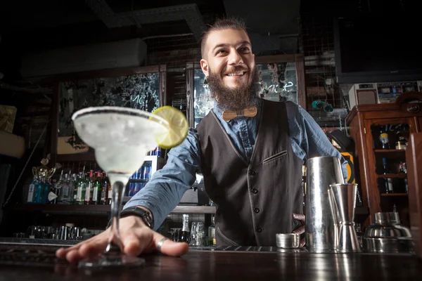 Barman servindo cocktail . Fotos De Bancos De Imagens