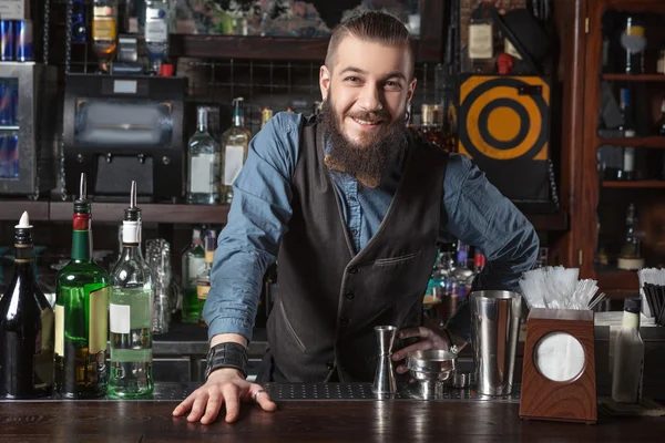 Barman no trabalho . — Fotografia de Stock