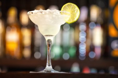 Kireç ile süslenmiş kokteyl.
