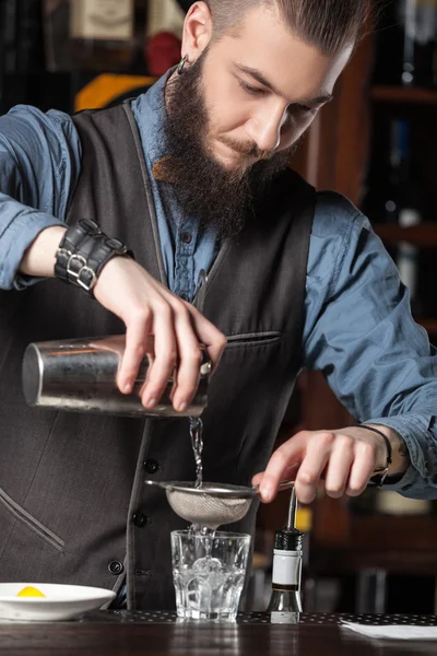 Barmen iş başında. — Stok fotoğraf