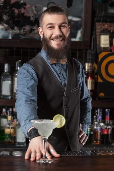 Barman sirviendo cóctel . — Foto de Stock