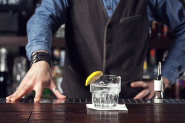 Barmen iş başında.