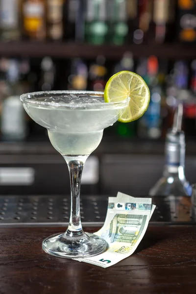 Cocktail garnerad med lime. — Stockfoto