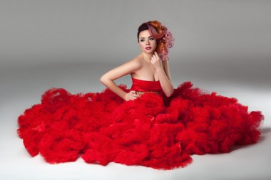 Kırmızı elbiseli kız..