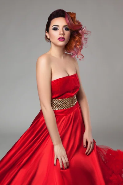 Chica en vestido rojo. —  Fotos de Stock