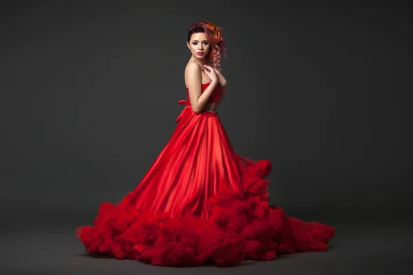 Chica en vestido rojo. —  Fotos de Stock