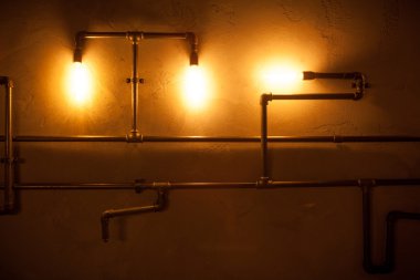 Tüpler ve duvar lambaları.