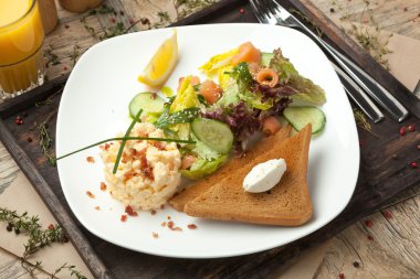 Omlet kızarmış mozzarella ve domates ile.