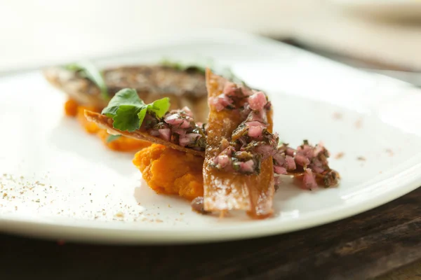 Filete de lucioperca con salsa de verduras y salsa mexicana . —  Fotos de Stock