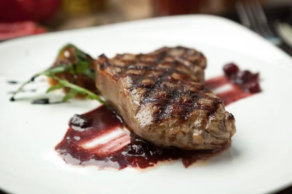 Tlustý, šťavnatý steak hovězí silný okraj, zrno krmil, mokré, binning. — Stock fotografie