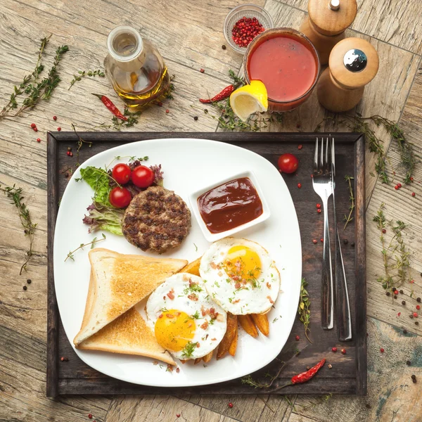 Kıyma kızarmış yumurta, gevrek ve tost ızgara. — Stok fotoğraf