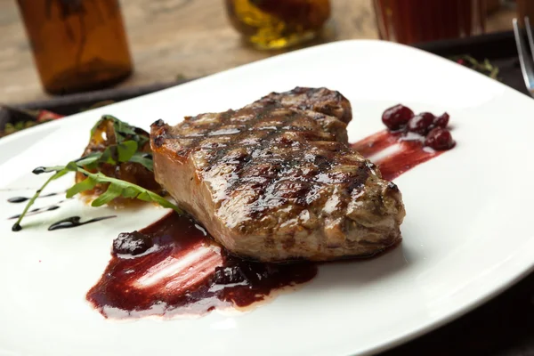 Gordura, carne de bife suculenta borda grossa, grãos alimentados, aglutinação molhada . — Fotografia de Stock