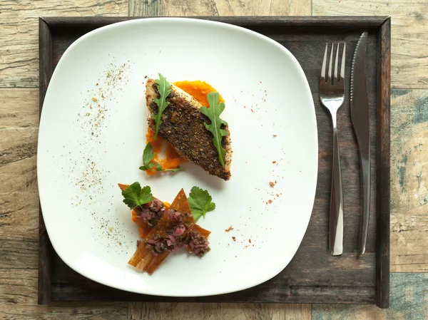 Filete de lucioperca con salsa de verduras y salsa mexicana . —  Fotos de Stock