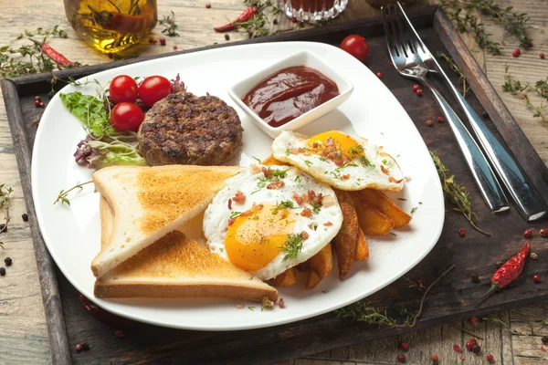 Carne macinata alla griglia con uova fritte, croccante e pane tostato . — Foto Stock