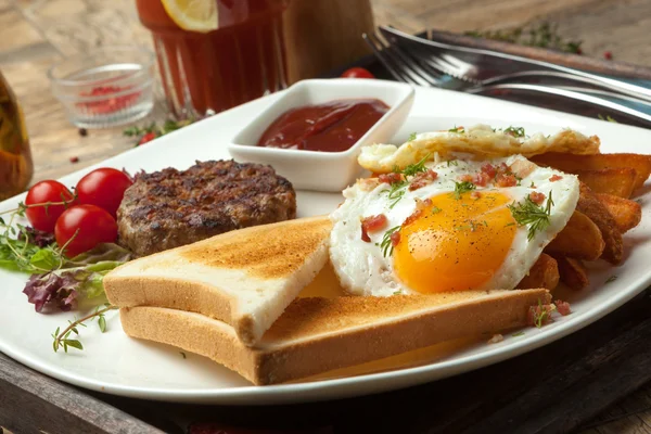 Carne macinata alla griglia con uova fritte, croccante e pane tostato . — Foto Stock