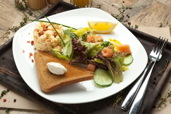 Omelete com mussarela grelhada e tomate . — Fotografia de Stock