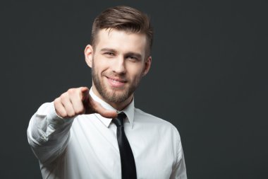 Sen gri bac izole gösteren genç yakışıklı işadamı