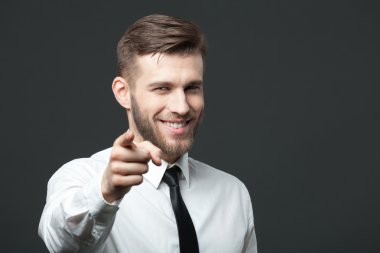 Sen gri bac izole gösteren genç yakışıklı işadamı